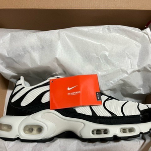 나이키 에어맥스 플러스 에센셜+ 270사이즈 팝니다