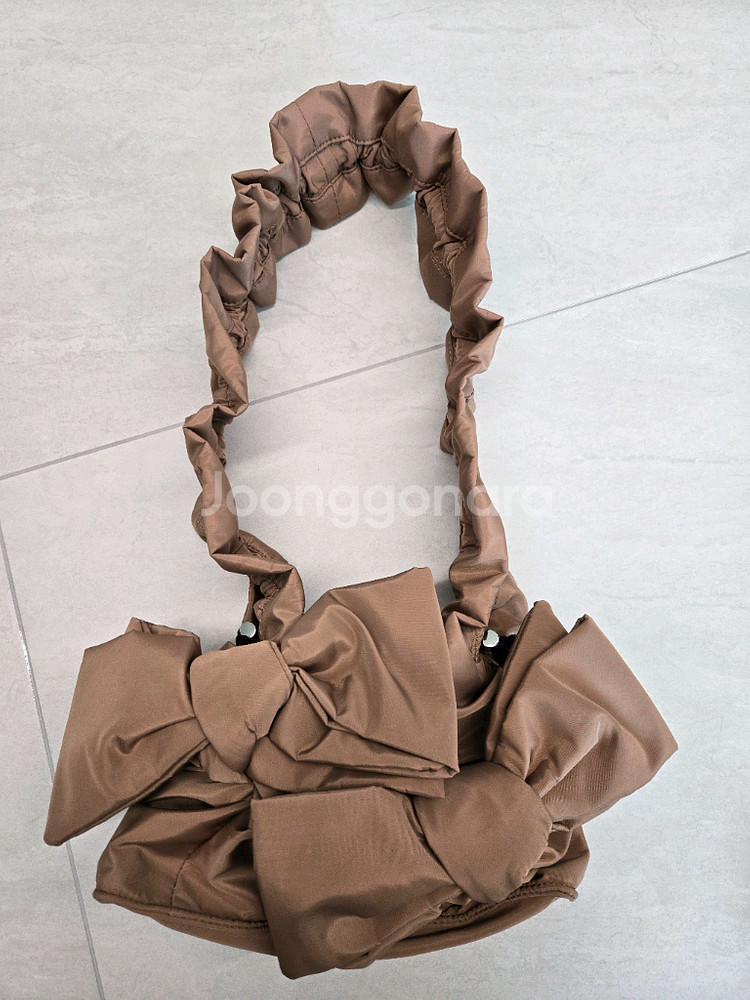 한섬 톰그레이하운드 MUVEIL 리본 숄더백 카멜--6