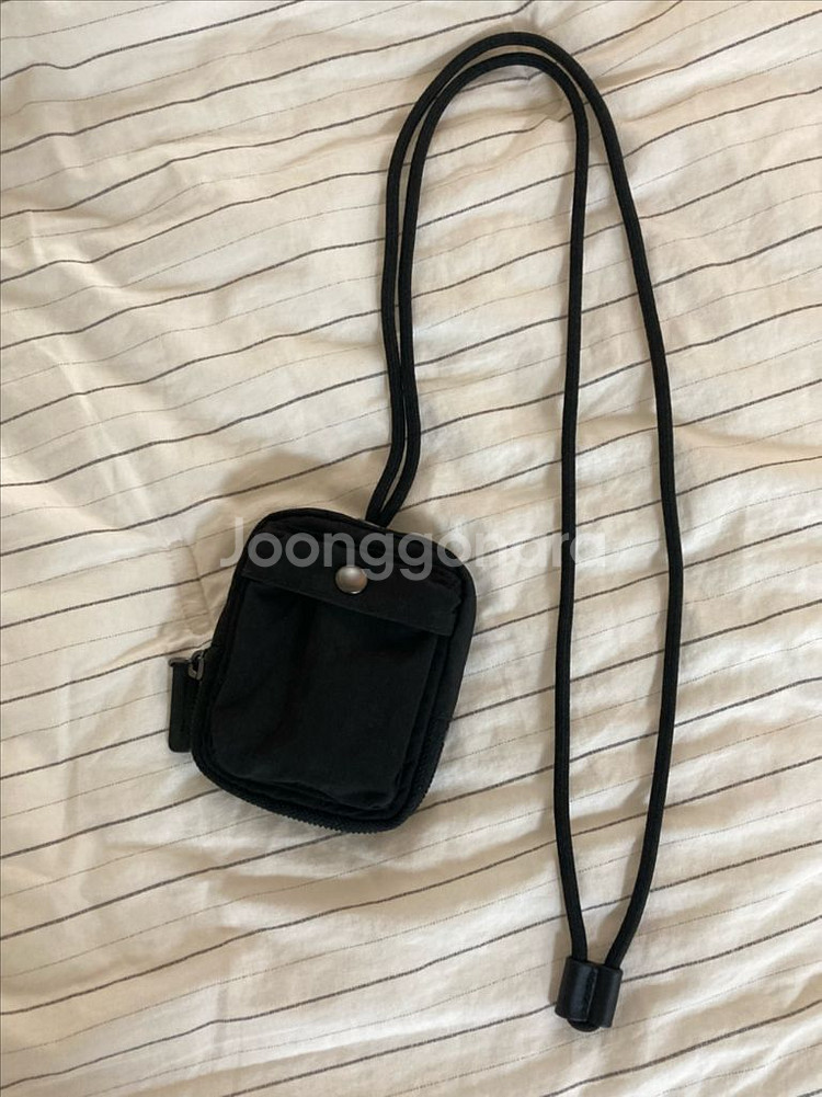 코스 미니 크로스바디 파우치 (블랙) 판매해요!--0