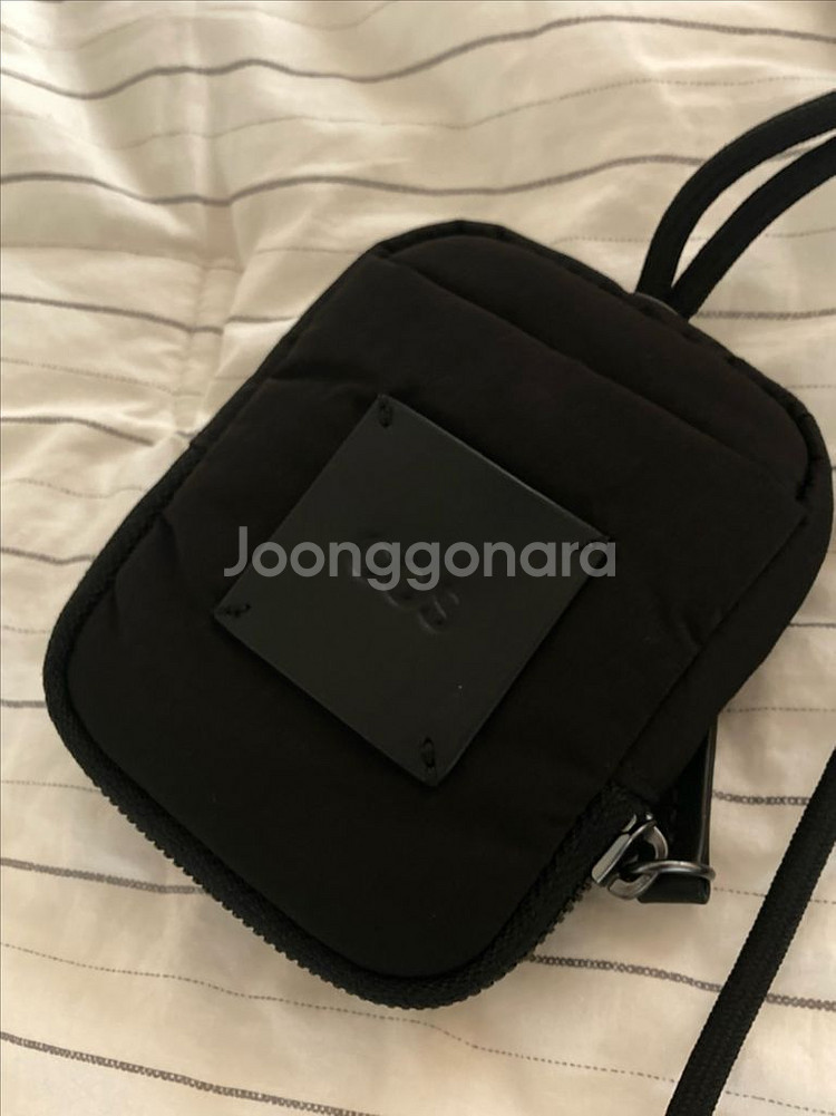 코스 미니 크로스바디 파우치 (블랙) 판매해요!--1