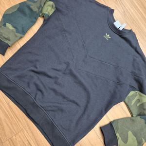 아디다스 카모 패치워크 맨투맨