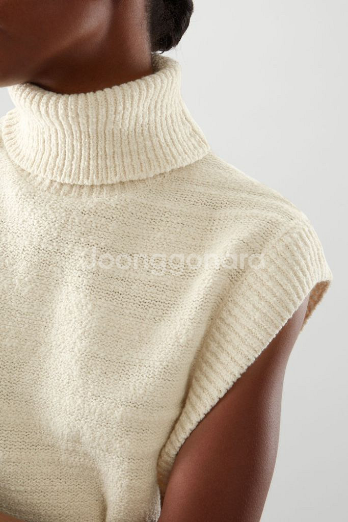 [새상품] COS 코스 텍스쳐드 롤 넥 베스트 아이보리--1