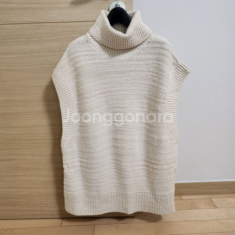 [새상품] COS 코스 텍스쳐드 롤 넥 베스트 아이보리--3