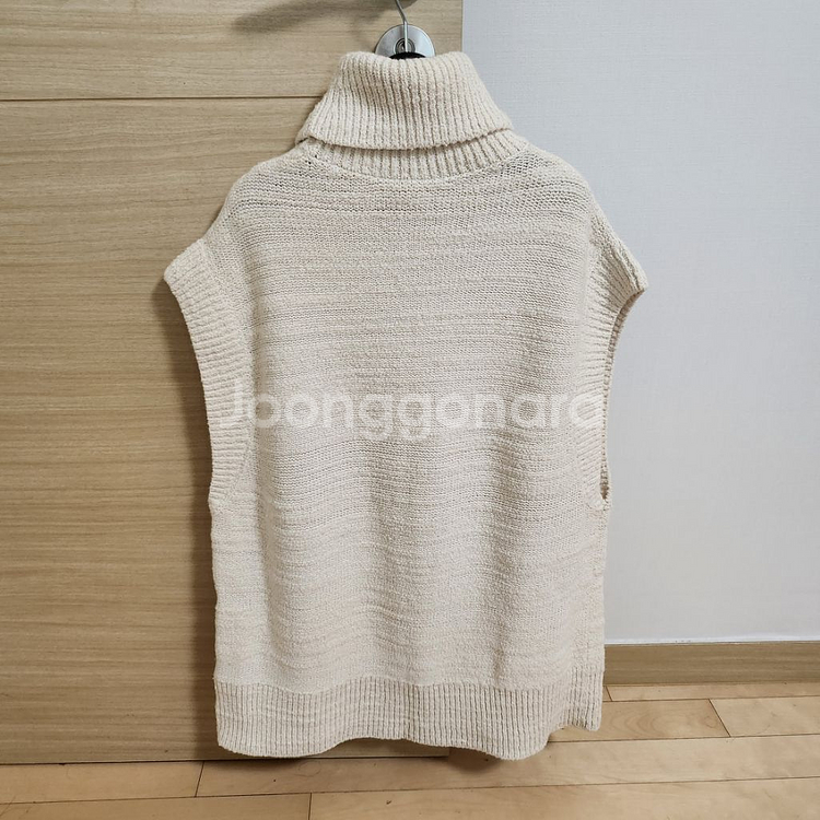 [새상품] COS 코스 텍스쳐드 롤 넥 베스트 아이보리--4