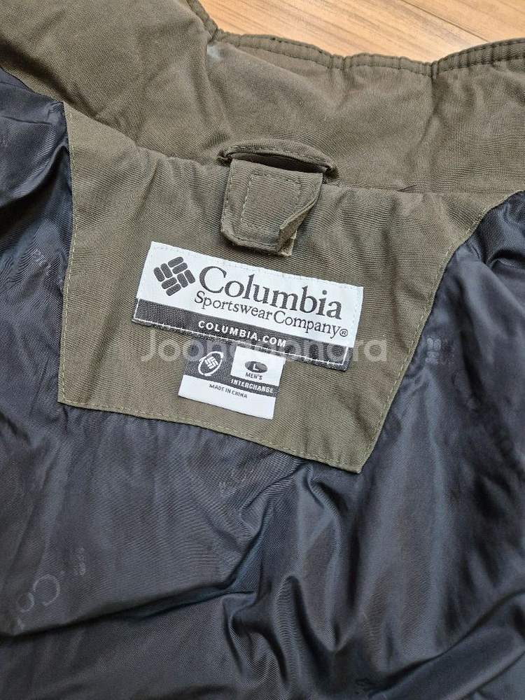 콜롬비아 남성용 후드 자켓 L사이즈 판매합니다. 무난한 색상이라 어디든 잘 어울립니다. 겉감은 나일론 59%, 면--2