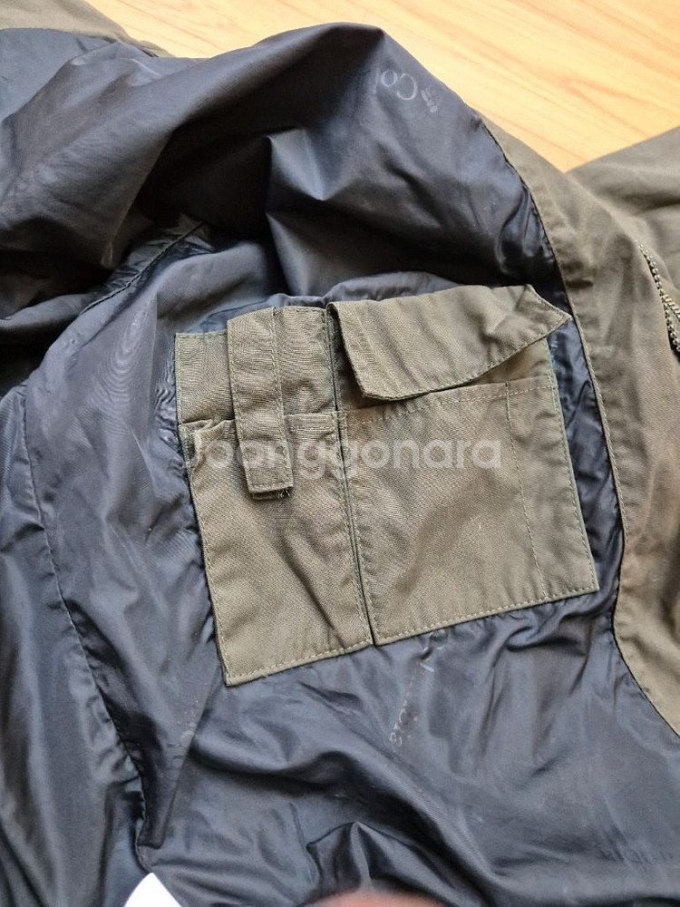 콜롬비아 남성용 후드 자켓 L사이즈 판매합니다. 무난한 색상이라 어디든 잘 어울립니다. 겉감은 나일론 59%, 면--5