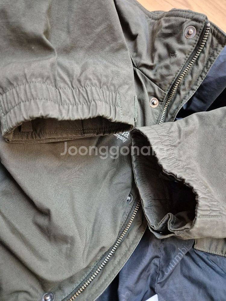 콜롬비아 남성용 후드 자켓 L사이즈 판매합니다. 무난한 색상이라 어디든 잘 어울립니다. 겉감은 나일론 59%, 면--6