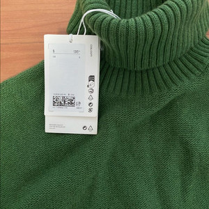 새상품 COS 터틀넥 스웨터