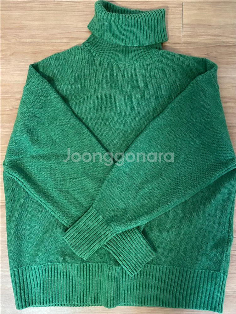 새상품 COS 터틀넥 스웨터--3