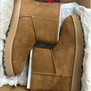 UGG 어그 클래식 미니 로고 지퍼 부츠 체스트넛(230)[새상품]