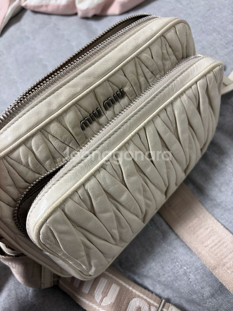 미우미우 마틀라쎄 샤인 크로스백 카메라백--4