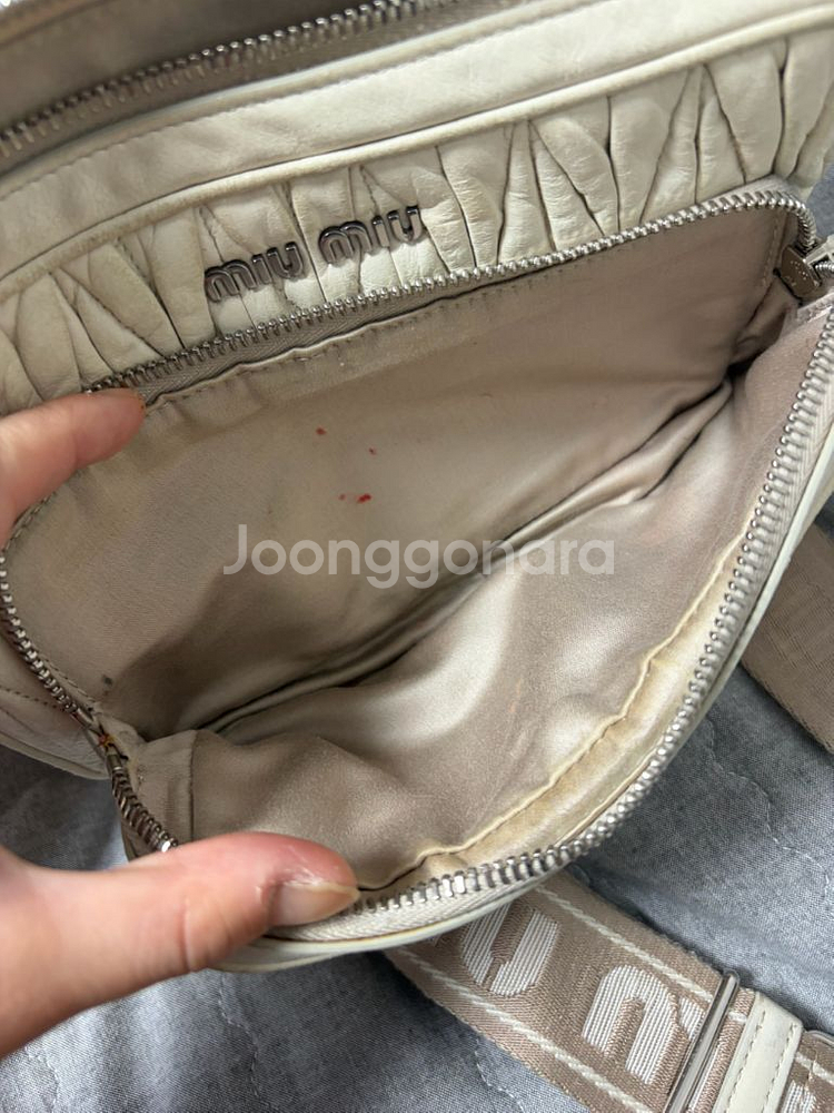 미우미우 마틀라쎄 샤인 크로스백 카메라백--6