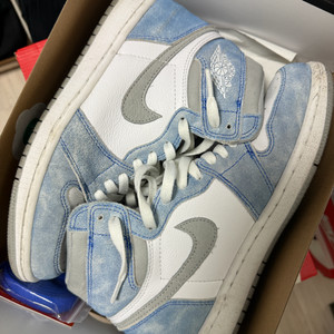 나이키 에어조던1 레트로 하이퍼 로열 260