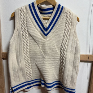 아더에러 니트베스트, 조끼