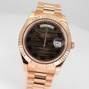 롤렉스 데이데이트2 로즈골드 타이거판 판매합니다.