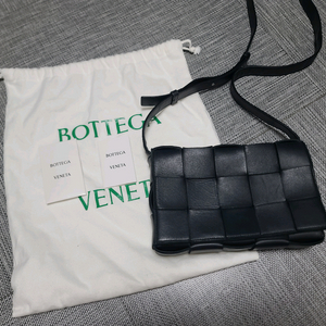 보테가베네타 카세트백 레더 미디움 블랙 크로스백