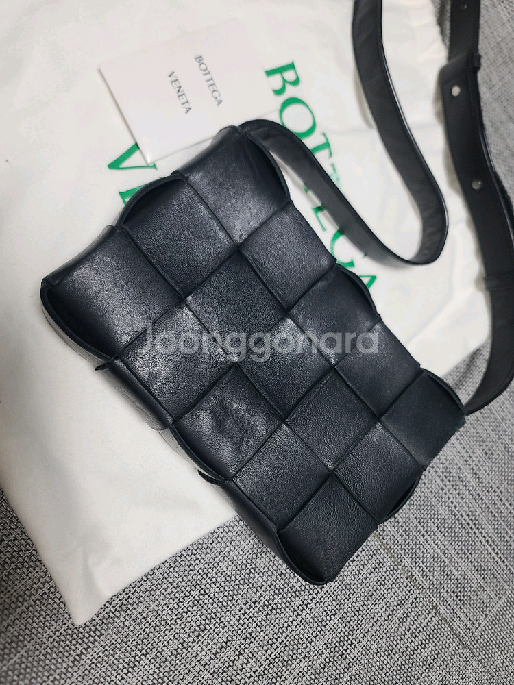 보테가베네타 카세트백 레더 미디움 블랙 크로스백--4