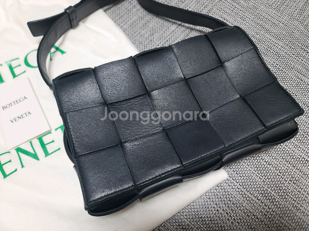 보테가베네타 카세트백 레더 미디움 블랙 크로스백--1