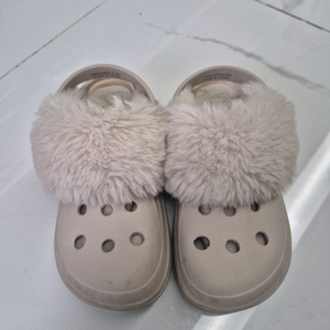 베어파우 키즈 털 크록스 슬리퍼 200