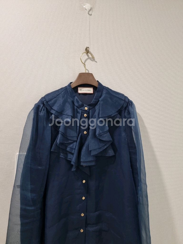 모조에스핀 프릴 시스루 블라우스 네이비--1