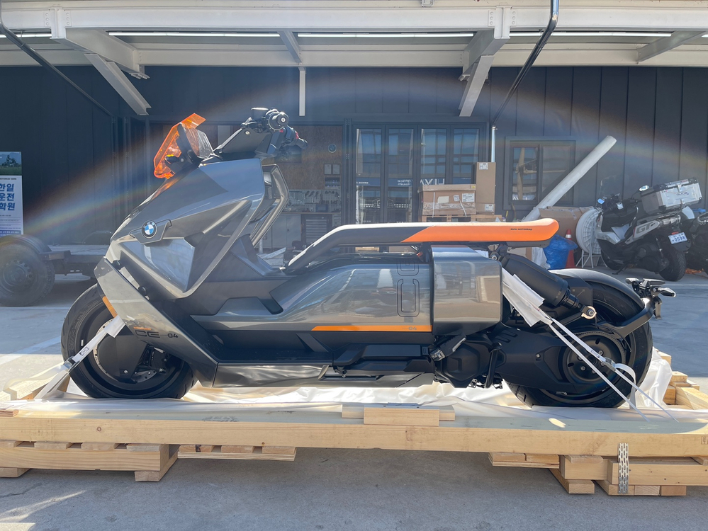 BMW CE04 전기 스쿠터 이미지