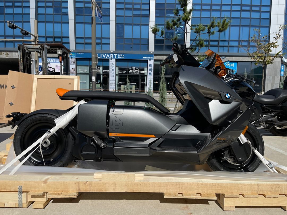 BMW CE04 전기 스쿠터 이미지