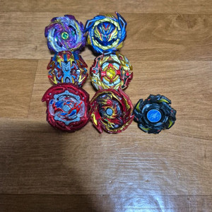 베이블레이드 7개 가격제시로 팝니다. (낱개가능)