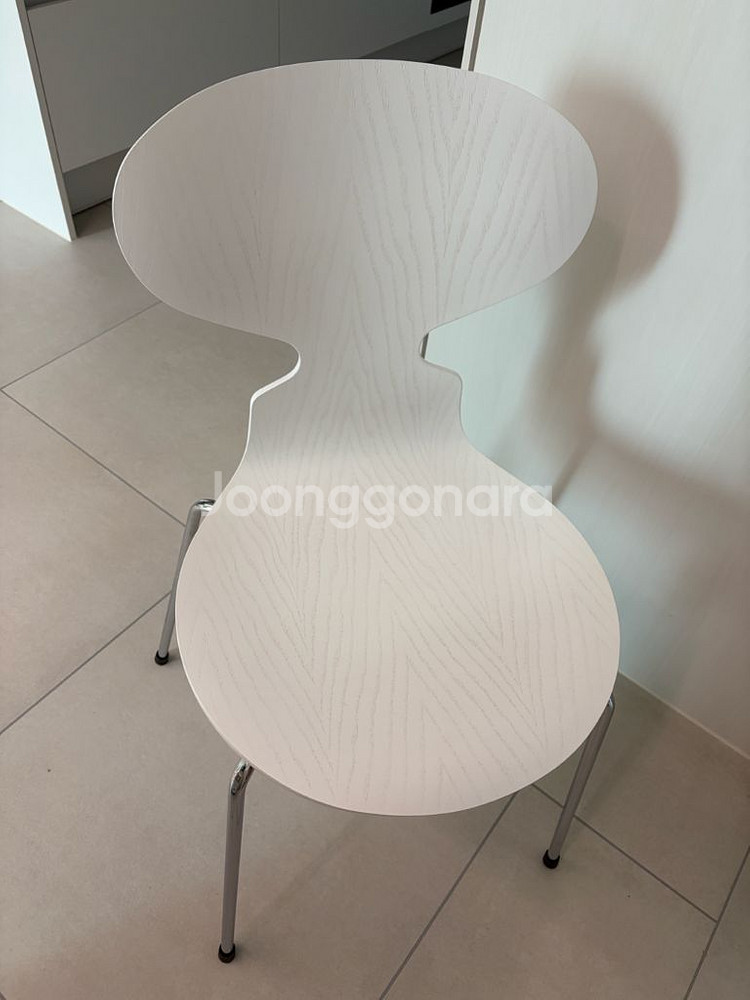 새상품 프리츠한센 컬러드애쉬 화이트 앤트체어--0