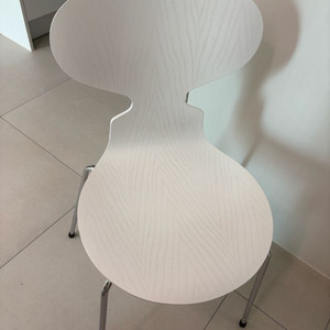 새상품 프리츠한센 컬러드애쉬 화이트 앤트체어