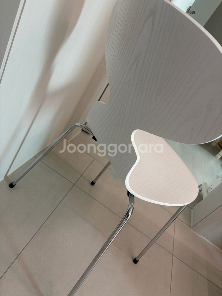 새상품 프리츠한센 컬러드애쉬 화이트 앤트체어--1