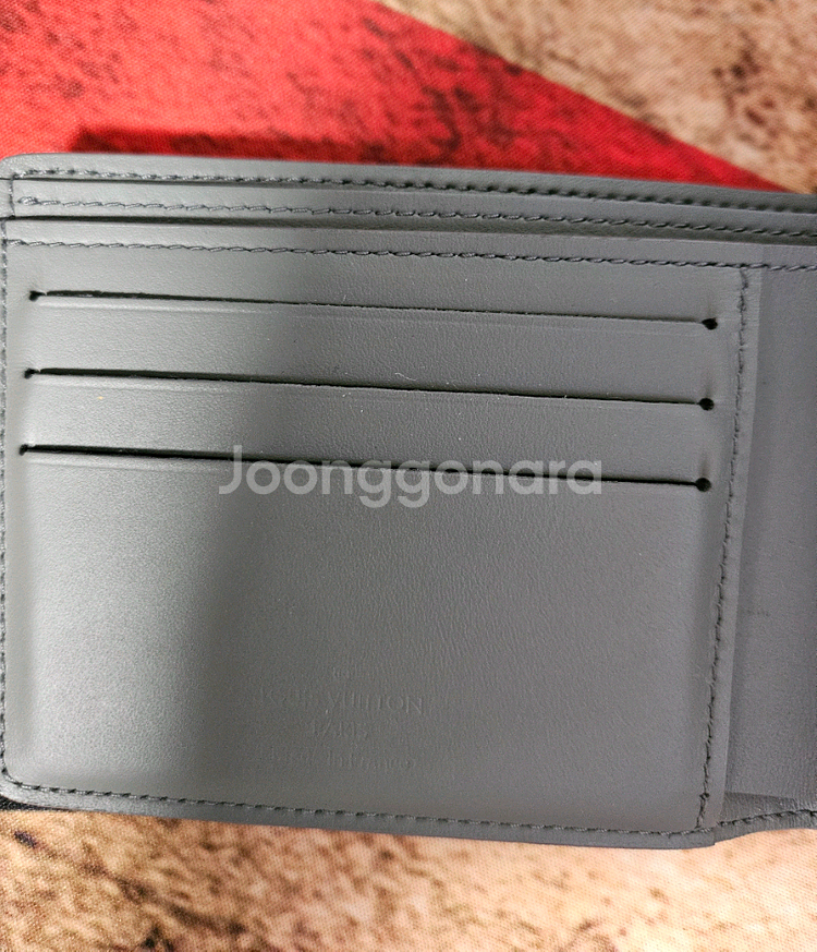 루이비통 멀티플 반지갑 M81383 팝니다.--4