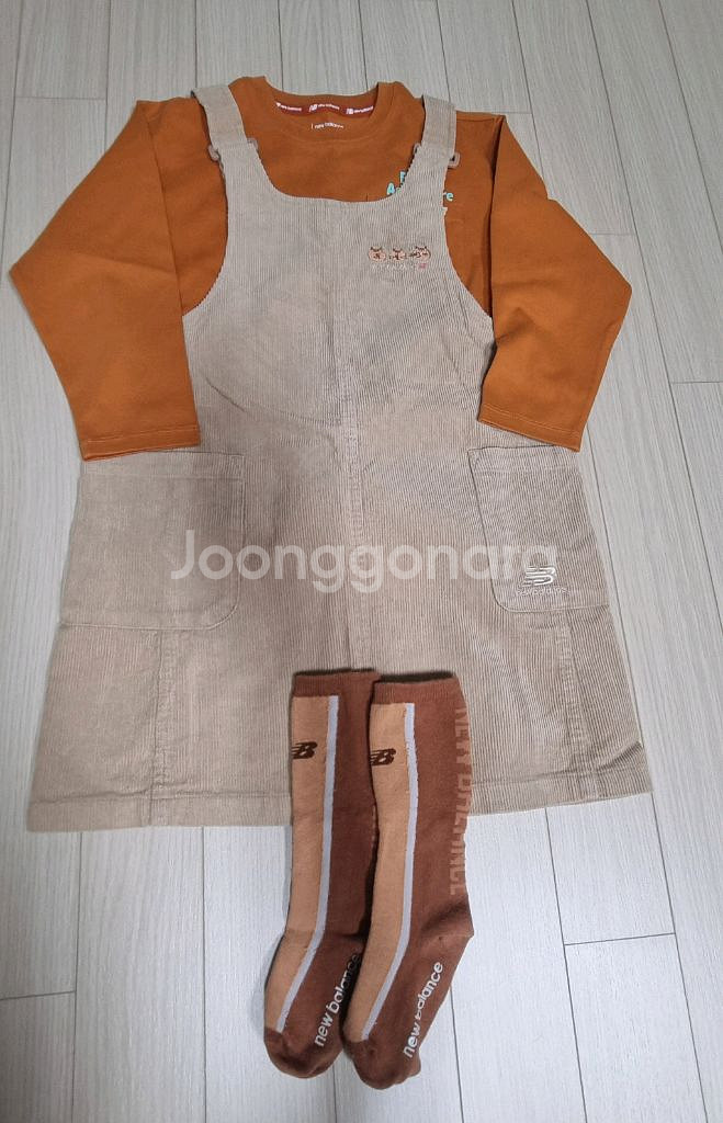 뉴발란스 코듀로이멜빵치마+티셔츠+반양말 세트 140(택포가)--0
