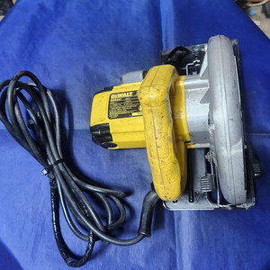 디월트 7인치 원형톱 DWE561 팝니다