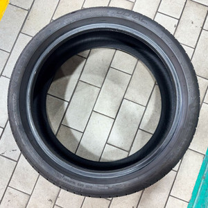 신품급 유럽 타이어 2짝 싸게 팔아요 215 40 18