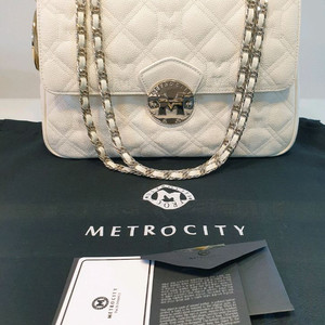 메트로시티 가방 퀼팅 숄더백 크림화이트 색상