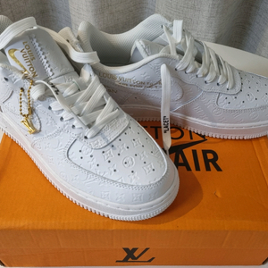 루이비통 x 나이키 에어포스1 스니커즈 새상품
