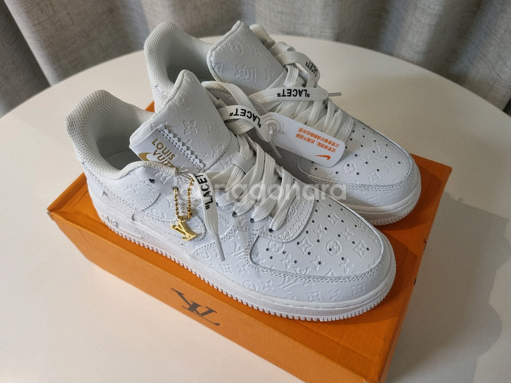 루이비통 x 나이키 에어포스1 스니커즈 새상품--2