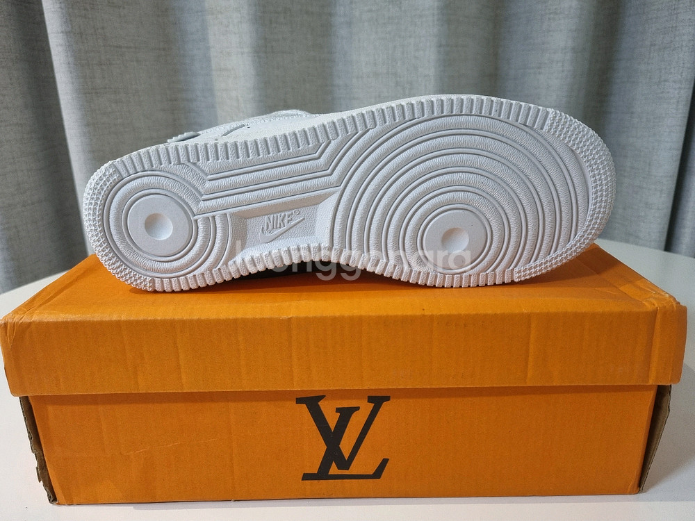 루이비통 x 나이키 에어포스1 스니커즈 새상품--9