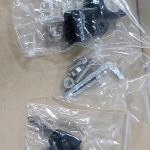오토바이 헬맷걸이 자물쇠 새 제품입니다열쇠와 설치 부품들 모두 포함되어 있습니다