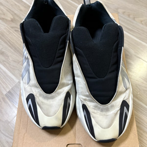 아디다스 이지부스트 700 MNVN 아날로그 265