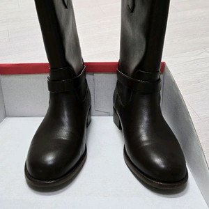 코모레비뮤지엄 소가죽 스트랩 클래식 미들부츠250 /km083