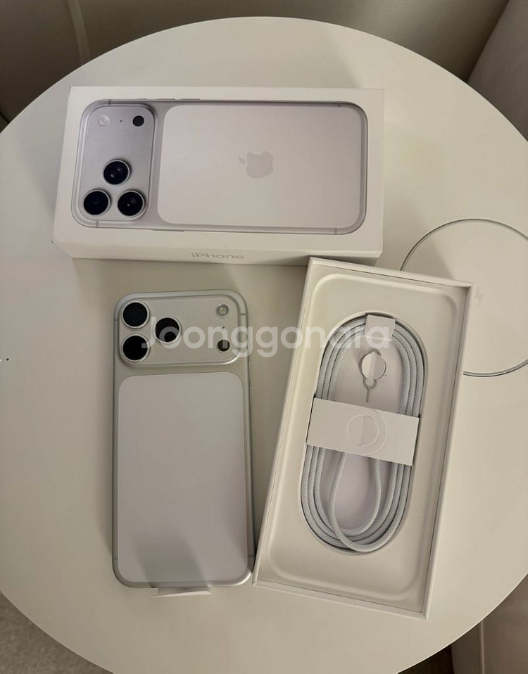 (자급제) 아이폰17프로맥스 256G 실버 정품케이스 판매--2