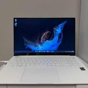 갤럭시북2프로 i7 화이트 판매해요 (하자있음)