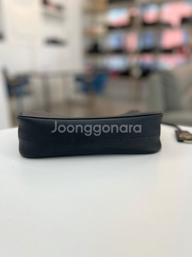 [중고명품 럭스올 울산점]프라다 리에디션 사피아노 숄더백 내장칩--3