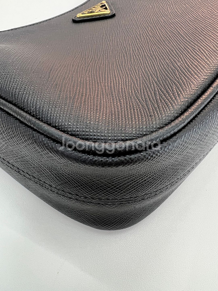 [중고명품 럭스올 울산점]프라다 리에디션 사피아노 숄더백 내장칩--7