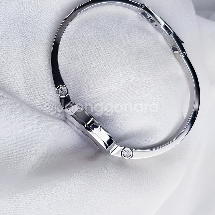 정품 새상품수준 구찌 105 뱅글 여자시계--1