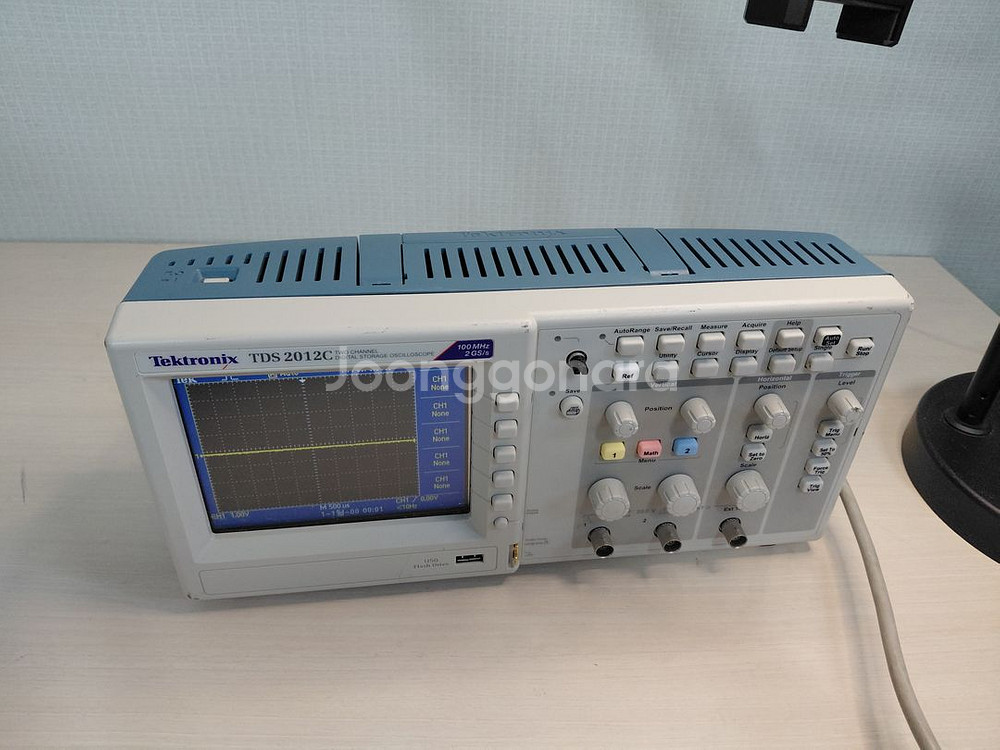 Tektronix TDS 2012C 버튼하나 없어서 싸게 내놔요.--0