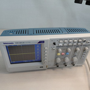 Tektronix TDS 2012C 버튼하나 없어서 싸게 내놔요.
