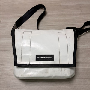 프라이탁 덱스터 올 흰