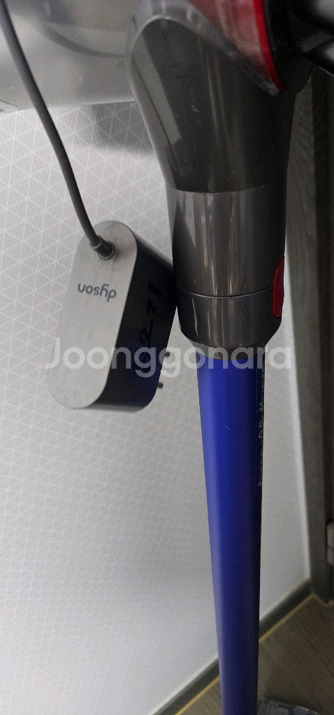 다이슨 V8 무선청소기. 배터리 교체필요--2